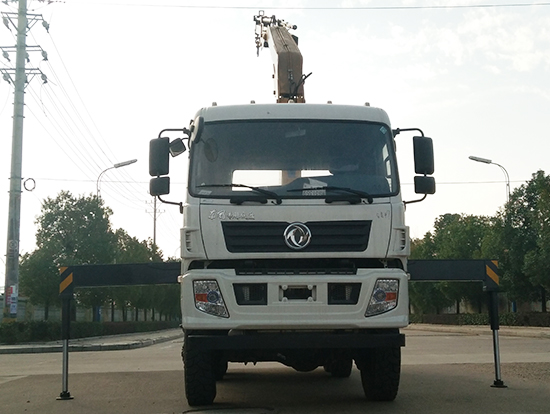 東風(fēng)國(guó)五六驅(qū)徐工折臂越野隨車(chē)吊