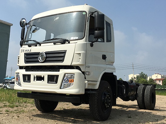 東風(fēng)6.3噸四驅(qū)越野隨車(chē)起重運(yùn)輸車(chē)