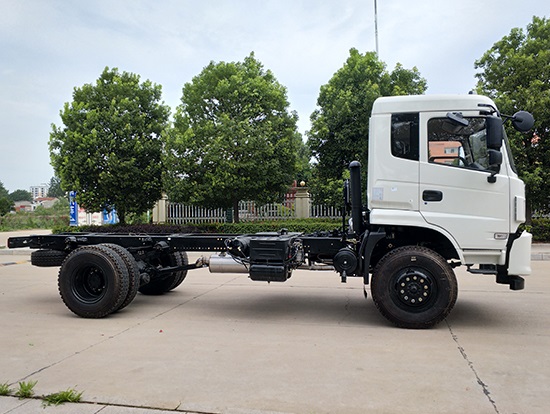 東風(fēng)6.3噸四驅(qū)越野隨車(chē)起重運(yùn)輸車(chē)