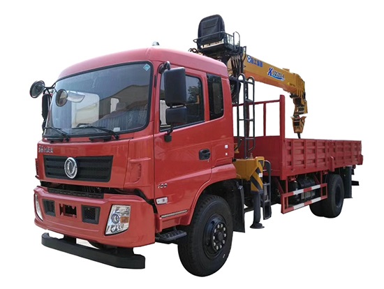 東風(fēng)6.3噸四驅(qū)越野隨車(chē)起重運(yùn)輸車(chē)