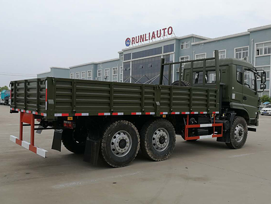 東風(fēng)六驅(qū)越野卡車